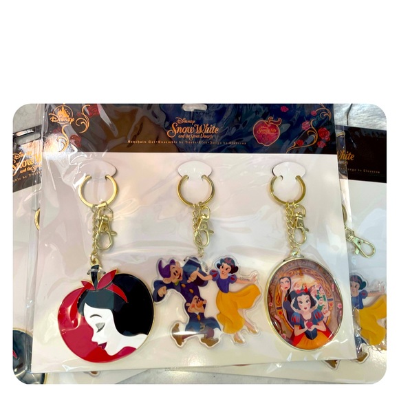 DISNEY’S SNOW WHITE 85th ANNIVERSARY KEY CHAIN SET FACTORY SEALED/NEW - Picture 1 of 3
